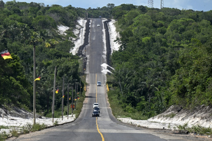 Los vehículos circulan por la carretera Linden-Lethem, cerca de Linden, región del Alto Demerara-Berbice, Guyana, el 28 de agosto de 2025.