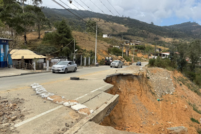 Célica a medio año de haber sufrido por el temporal invernal sus moradores no ven solución a la vialidad.