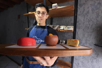 Steben Gaviño, el maestro chocolatero que transforma los postres en una explosión de sabores y texturas. Su cafetería se encuentra en el Centro Histórico.