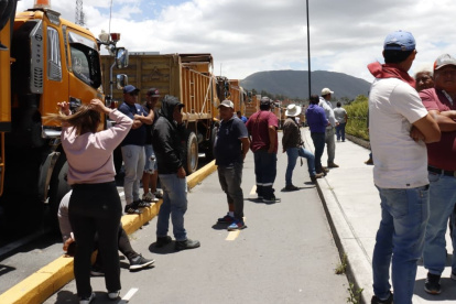 Cierre. Más de 10 volquetas bloquearon la avenida Simón Bolívar, a la altura del intercambiador con la av. Panamericana Norte.