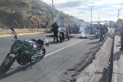Manifestantes bloquean varias vías por el alza del combustible diésel.