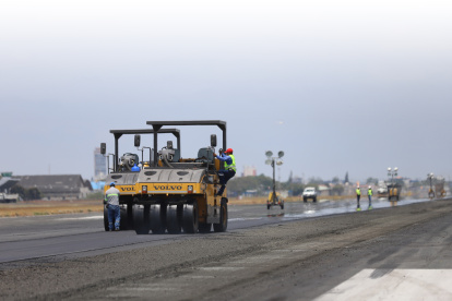 La repavimentación de la pista del aeropuerto José Joaquín de Olmedo se realiza aproximadamente cada seis años, debido a la vida útil del asfalto y a la alta demanda de operaciones que recibe la terminal.