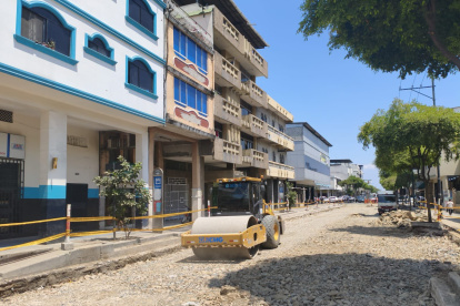 Los trabajos en la calle Esmeraldas, en el centro de Guayaquil, generaron reclamos ciudadanos que el alcalde Aquiles Álvarez cuestionó y calificó de "relajo".