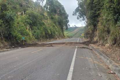 Deslizamientos y hundimientos afectan rutas clave en la Sierra y Amazonía ecuatoriana