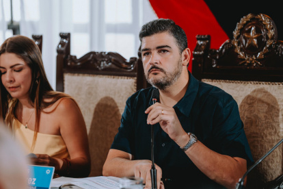 El alcalde de Guayaquil, Aquiles Álvarez, es investigación por presunto comercio irregular de combustible.