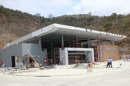 La Terminal Terrestre Costa está diseñada para atender a 10.000 pasajeros diarios, incluyendo 7.000 usuarios del transporte interprovincial hacia destinos turísticos como Salinas, Montañita, Olón.