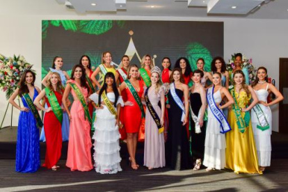 Las aspirantes junto a Gisselle Rosales, Miss Ecuador 2025
