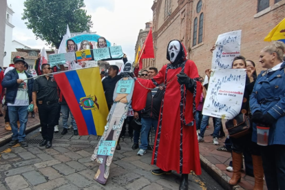 Miles de ciudadanos recorren las calles de Cuenca en defensa del agua y en rechazo al proyecto minero Loma Larga en Quimsacocha.
