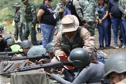 enezolanos acuden en varios estados de su país al llamado de adiestramiento que hizo el presidente Nicolás Maduro ante lo que denuncia como las "amenazas" de Estados Unidos