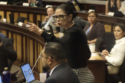 La asambleísta Jhajaira Urresta arremetió contra el legislador Juan Pablo Molina en medio del debate del Pleno del 16 de septiembre de 2025.