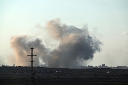 El humo se eleva después de un ataque aéreo israelí en las afueras de la ciudad de Gaza,  el 16 de septiembre de 2025.