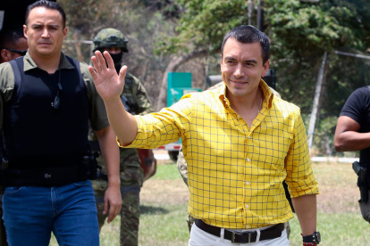 El presidente Daniel Noboa firmó los decretos para designar ministros tras fusiones.