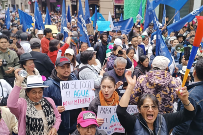 Miles de personas marcharon por las calles de Cuenca en rechazo del proyecto Loma Larga, en Quimsacocha.