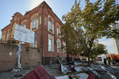 El lugar de un ataque ruso contra un edificio educativo en Járkov, al noreste de Ucrania, el 16 de septiembre de 2025, en medio de la invasión rusa.