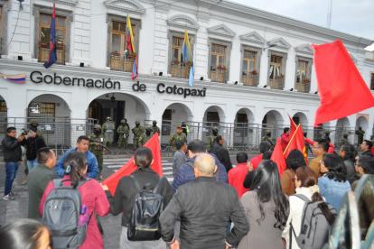 Manifestantes del Frente Popular llegan a la Gobernación de Cotopaxi durante una jornada de protesta.