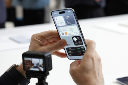 La gente interactúa con el nuevo iPhone Air de Apple en un evento de lanzamiento de productos de Apple en el campus de Apple Park en CupertinoCalifornia, USA, 09 September 2025.