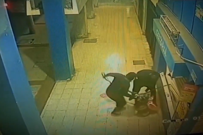 Cámaras de seguridad registraron cada paso de los implicados en el intento de robo al cajero automático.