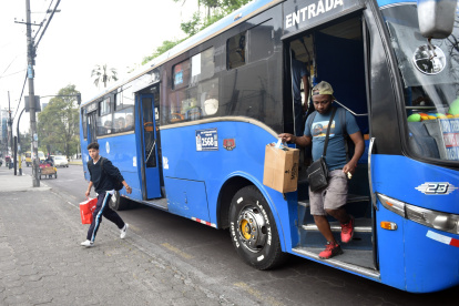 Irrespeto. Pese al compromiso de mejorar el servicio, los conductores siguen dejando pasajeros en la calle y no en las paradas. Esta foto se registró ayer, en la av. 12 de Octubre.