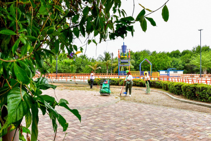 La mañana de este martes 16 de septiembre, un grupo de vecinas de la cooperativa Viernes Santo realizaban la limpieza de un área cercana a la piscina en el parque.