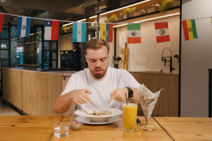 Ibai Llanos probando el encebollado ecuatoriano.