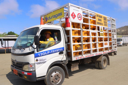 En Montecristi, Manabí, uno de los vehículos que transporta gas se retira de una de las plantas abastecedoras