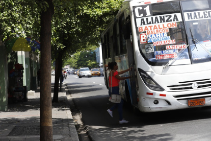 Un bus de transporte urbano recorriendo el centro de Guayaquil.