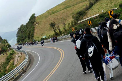 Varios seguidores de Once Caldas tuvieron que caminar para pasar la frontera.