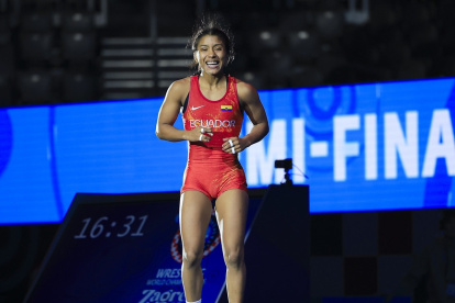 Lucía Yépez celebra tras su victoria en las semifinales del Mundial.