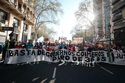 Trabajadores del Hospital Garrahan en una manifestación en rechazo al gobierno del presidente de Argentina, Javier Milei, en Buenos Aires (Argentina).