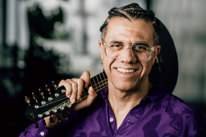 Hamilton De Holanda ESreconocido mundialmente por su mandolina de diez cuerdas y su enfoque revolucionario del choro brasileño.