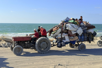 Miles de personas se desplazan desde la ciudad de Gaza hacia el sur de la Franja de Gaza.