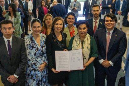 La embajadora de Turquía, Basak Yalçin, y la canciller Gabriela Sommerfeld sostienen el acta  constitutiva del Capítulo Ecuador del Consejo Empresarial Turco-Ecuatoriano.
