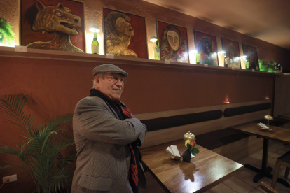 Nelson Román es un referente de la plástica ecuatoriana. Ha recibido premios como el Salón Premio de París y el Gran Premio del Salón Mariano Aguilera.