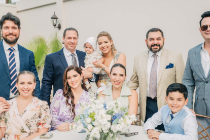 Jan Topic, los padres y el bautizado, Chafick Mahauad, Vladimir Toledo, Pity Guzmán de Topic, Daniela Guzmán de Toledo, Nabila Aucar de Mahauad y Vladimir Toledo Guzmán.