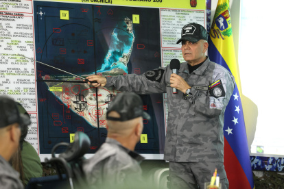 Vladimir Padrino López señalando un mapa durante un acto militar este 17 de septiembre de 2025, en Caracas (Venezuela).