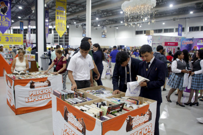 7 de cada 10 asistentes de la FIL son jóvenes.,