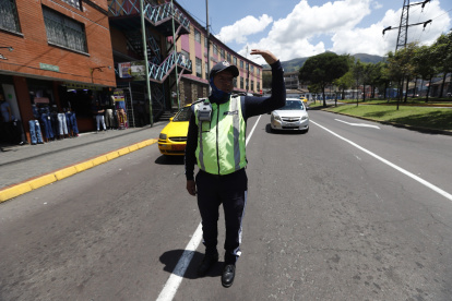Los conductores deben evitar movilizarse en sus vehículos en los horarios restringidos por día y por placa en la capital.