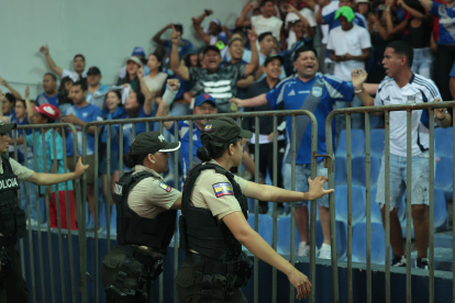 Emelec cayó ante Barcelona en el estadio Capwell y desató el enojo de su hinchada.
