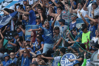 Hinchas de Emelec en el estadio George Capwell en el Clásico del Astillero.