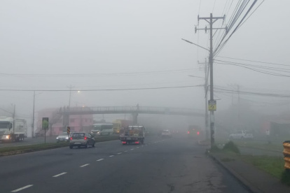 El cambio de clima ha causado neblina y lluvia en Quito. La AMT recomendó manejar con precaución.