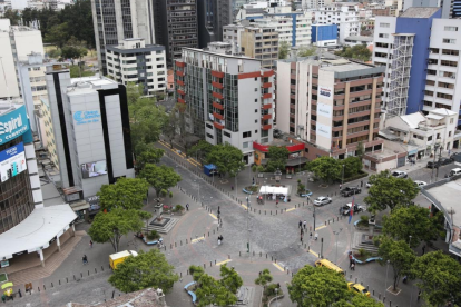 Una panorámica de una zona de La Mariscal, por donde caminan abogados, oficinistas y comerciantes, así como ciudadanos en busca de servicios.