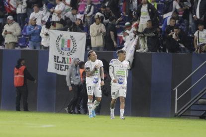 El delantero Dayro Moreno (i) festeja uno de los dos tantos que marcó en la victoria de Once Caldas sobre Independiente.