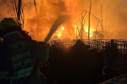 El incendio comenzó en horas de la madrugada en vía a la Costa.