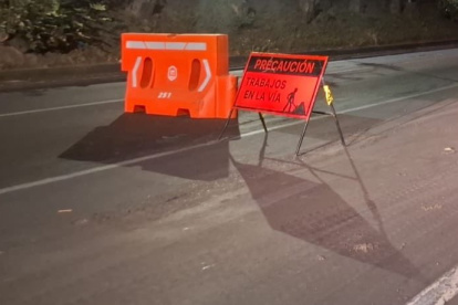 Los agentes de la AMT colocaron conos y barreras de protección en un tramo de la av. Oswaldo Guaysamín, para cerrar un punto de la vía.
