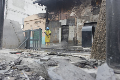 Trabajadores limpiaron los exteriores del centro de diversión nocturna, donde se atentó con un coche bomba el 17 de septiembre de 2025.