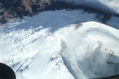 Imagen del volcán Cotopaxi durante un sobrevuelo. El Instituto Geofísico informó sobre la actividad eruptiva del coloso, ubicado en la Sierra de Ecuador.