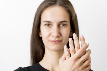 El “crack” de los dedos no es señal de peligro