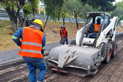 Tres obreros avanzan con los trabajos en la avenida Eloy Alfaro, en el sector del Comité del Pueblo, sentido sur-norte. Esta intervención está prevista para 30 días.