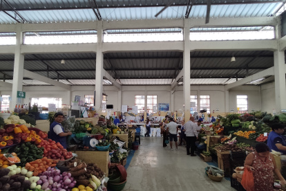 Ambiente en el Mercado Oeste de Guayaquil, ubicado en Lizardo García y 10 de Agosto.