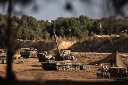 Tanques israelíes se concentran en un lugar no revelado cerca de la frontera entre Israel y Gaza, 18 de septiembre de 2025.
